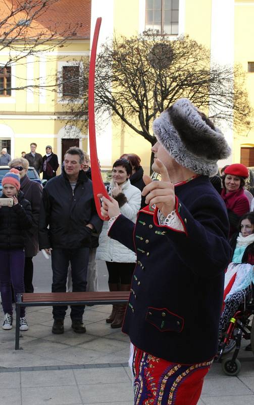 Hodonínem prošel početný průvod spolu s cimbálovou muzikou s několika zastávkami – u knihovny, fary či Masarykova muzea a radnice. Krojovaní divákům zatančili také obřadní tanec pod šable.