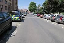 Místo havárie. Cyklista na elektrokole jel ulicí Jungmannova směrem ke Svatoborské. Při průjezdu ulicí mu měl neznámý řidič červeného auta zkřížit cestu poté, co své vozidlo chtěl zaparkovat na přilehlé parkoviště.