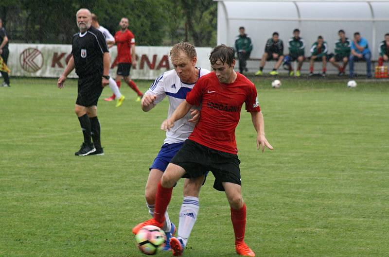 Fotbalisté Velké nad Veličkou (v červených dresech) porazili v derby Blatnici 1:0. Sobotní zápas v 77. minutě rozhodl domácí stoper Ondřej Spazier.