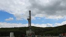 Průzkumný vrt Klobouky 5. Cílem je ložisko ropy a zemního plynu. Projektovaná hloubka 3,7 km, aktuálně dosažená 3,3 km.