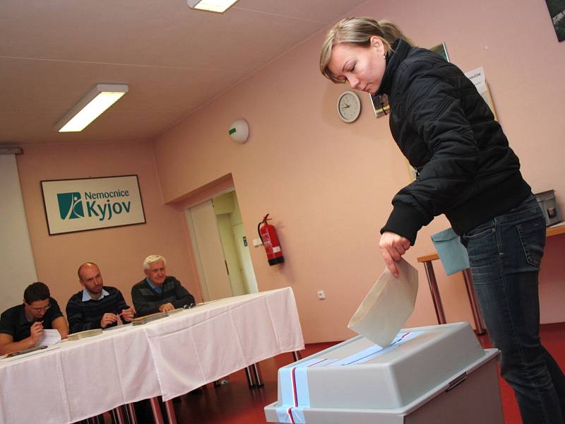 Šanci vybírat složení poslanecké sněmovny dostali také pacienti v nemocnici v Kyjově. „Za těmi, kteří nemohli přijít, jsme se vydali s mobilní urnou,“ uvedl předseda volební komise Zdeněk Frolec.