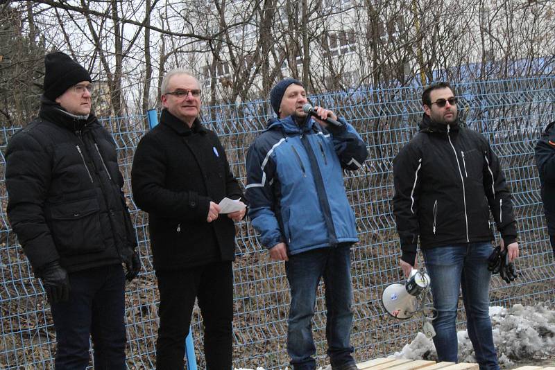 Kolem tří set padesáti nespokojených zaměstnanců demonstrovalo proti nízkým mzdám před hodonínskou armaturkou.