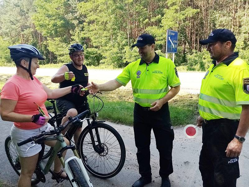 Nová preventivní akce hodonínských strážníků Na kole bezpečně, tentokrát na cyklostezce mezi Hodonínem a Dubňany.