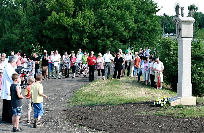 V Zarazicích požehnal při Cyrilometodějském dni děkan veselské farnosti Václav Vrba novým Božím mukám.