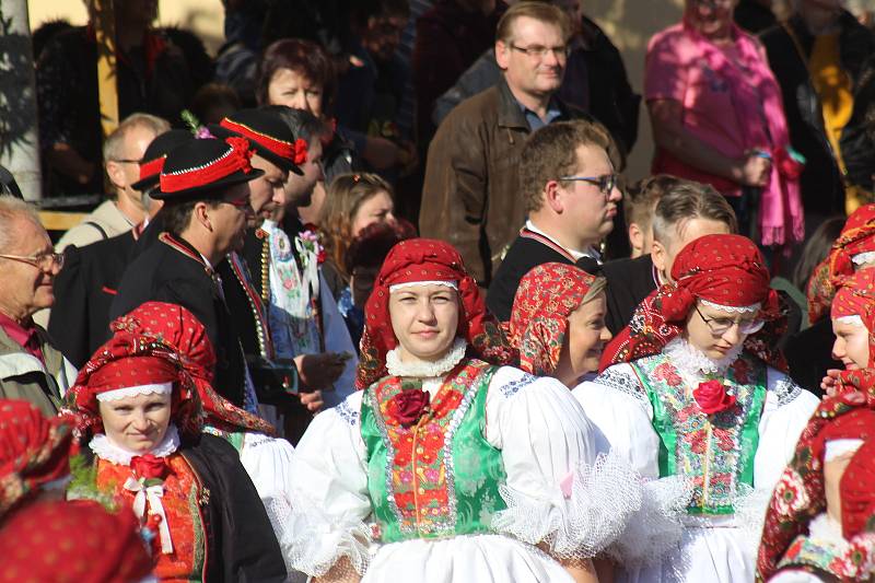 Vracovské hody. Sobotní krojovaný průvod a povolení hodů.