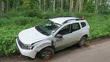 Opilý řidič boural do stromu na lesní cestě u Ždánic.