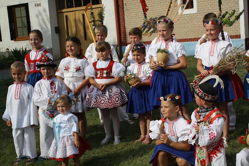 Po dlouhých osmi letech se ve Svatobořicích – Mistříně sešlo více jak sto krojovaných, aby oslavili konec žní.