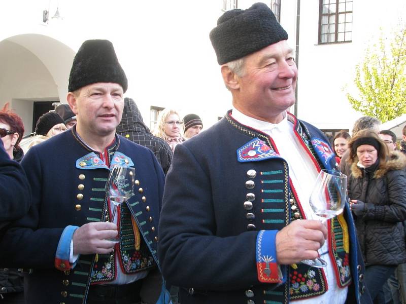 V baště Svatomartinského vína v Čejkovicích, bývají oslavy vždy velké. I tentokrát se 11.11. tísnily na nádvoří tamního zámku stovky lidí.