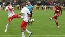 Fotbalisté Hroznové Lhoty (bíločervené dresy) v televizním duelu přehráli Vnorovy 5:1. Zápas na Zelničkách sledovalo 1500 diváků. Foto: Jaroslav Kicl