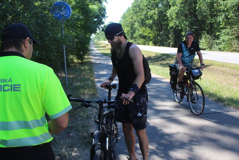 Kontrola cyklistů a vybavení jejich kol strážníky na cyklostezce mezi Dubňany a Hodonínem