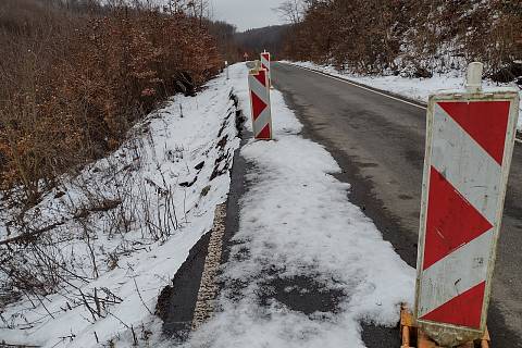 Omezení kvůli sesuvu na silnici mezi Vřesovicemi a Koryčany.