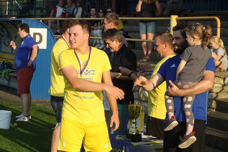 Fotbalisté rezervy Ratíškovic (v modrých dresech) porazili Lipov 1:0 a převzali pohár pro vítěze okresního přeboru.