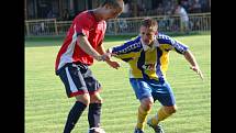 Záložník Milotic Jozef Gergel (vlevo) na zadáka Ratíškovic Marka Kadlčíka nevyzrál. Do prvního kola Krajského poháru postoupil po výhře 3:0 Baník.