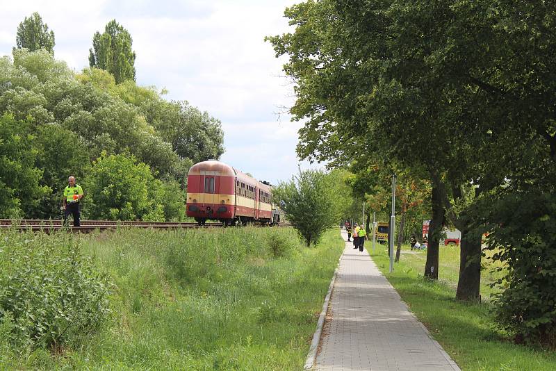Po srážce vlaku s osobním autem na přejezdu ve Vracově zahynul člověk.