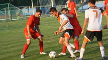 Fotbalisté Kyjova (v bílých dresech) porazili v předehrávce druhého kola první A třídy Mikulov 5:0. Mezi střelce se ve čtrtečním utkání zapsalo hned pět různých střelců.