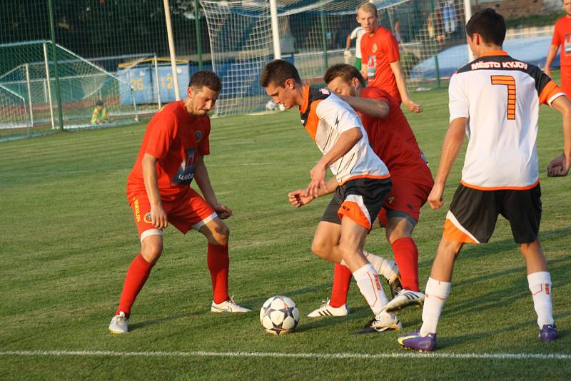 Fotbalisté Kyjova (v bílých dresech) porazili v předehrávce druhého kola první A třídy Mikulov 5:0. Mezi střelce se ve čtrtečním utkání zapsalo hned pět různých střelců.