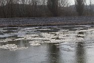 Ledová řeka Morava u hodonínského jezu ve čtvrtek odpoledne.
