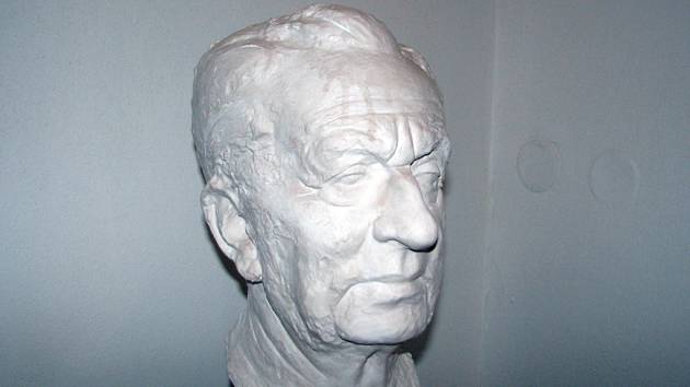Busta Františka Kožíka od Radima Hankeho na čejkovickém zámku.