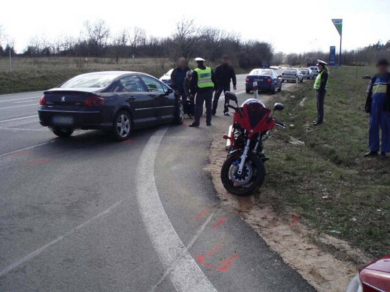 Tragická nehoda u Lužic, při které zemřel mladý motorkář.