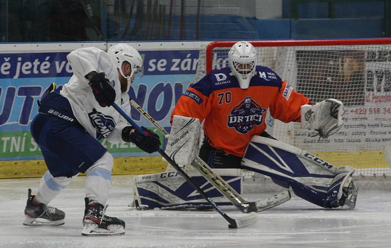 Hodonínští hokejisté (oranžové dresy) podlehli béčku Komety Brno i v domácí odvetě.