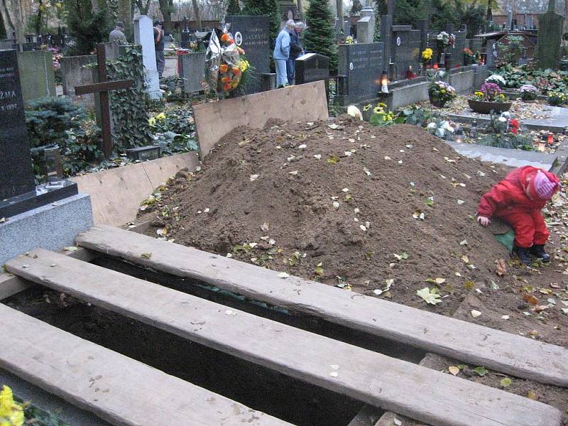 Zaházený hrob na hodonínském hřbitově
