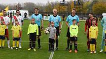 Fotbalisté Hroznové Lhoty (bíločervené dresy) v televizním duelu přehráli Vnorovy 5:1. Zápas na Zelničkách sledovalo 1500 diváků. Foto: Jaroslav Kicl