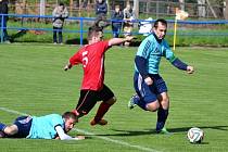 Fotbalisté Hroznové Lhoty (v modrých dresech) zakončili parádní jaro domácí výhrou nad Křepicemi 3:0.