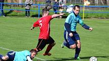 Fotbalisté Hroznové Lhoty (v modrých dresech) zakončili parádní jaro domácí výhrou nad Křepicemi 3:0.