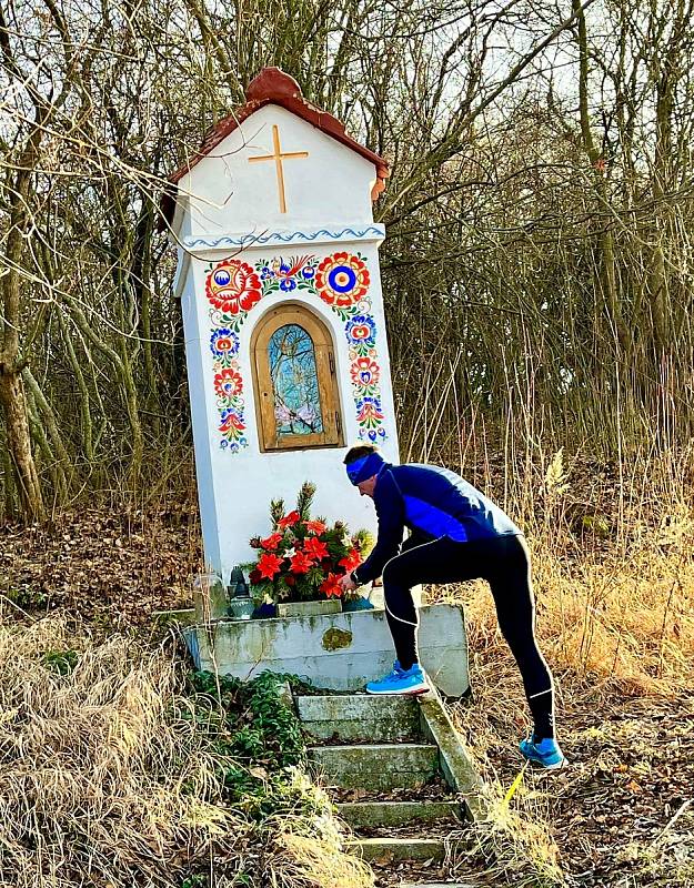 Janek Vajčner je ze Znojma, přesto se pořád hlásí ke Slovácku, odkud pochází jeho rodina. Miluje folklor a sport.