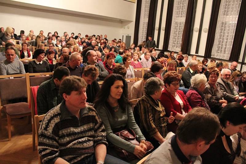 Premiéra Balady pro banditu v podání Divadelního kroužku Louka.