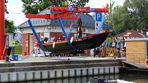 Novinky v petrovském přístavu na Baťově kanálu - stacionární jeřáb pro zdvih až desetitunových plavidel a unikátní člun pro vozíčkáře.