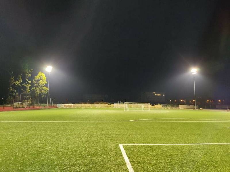 Hodonínští fotbalisté mají nad umělým hřištěm nové osvětlení.