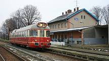 Vlak na trati Zaječí - Hodonín jezdí už přes 120 let. Z Čejče do Hodonína měly nahradit lokálku autobusy. Plánované zrušení se nakonec nekoná.