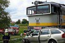 Záchranáři, hasiči i policisté vyrazili v úterý krátce před jedenáctou hodinou k železničnímu přejezdu nedaleko vracovské základní školy. Po srážce vlaku s osobním autem tam zahynul člověk.