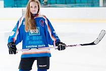 Čtrnáctiletá hokejistka Aneta Svatošová, která hraje i fotbal za ženy Vlkoše a žáky Násedlovic, absolvovala v Blansku třídenní kemp dívčí reprezentace do patnácti let.