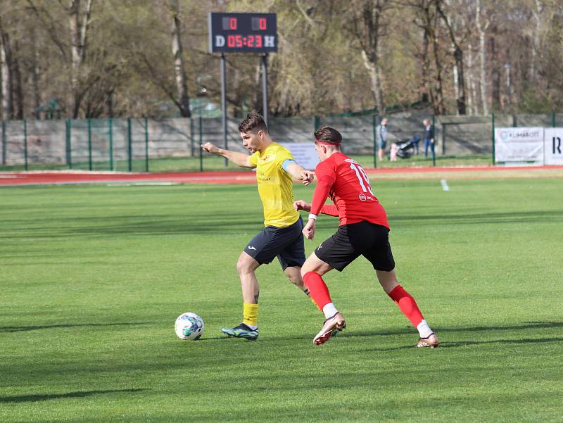 Fotbalisté Hodonína (červeno-černé dresy) ve 21. kole MSFL doma zdolali vedoucí Kroměříž 1:0. Foto: pro Deník/Jaroslav Kolísek