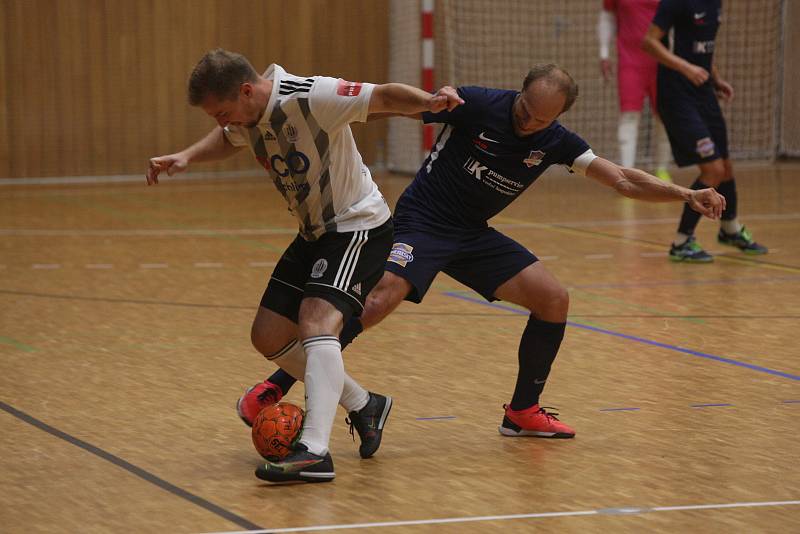 Hodonínští futsalisté (tmavě modré dresy) v osmifinále poháru zdolali prvoligové České Budějovice 8:3 a postoupili mezi nejlepších osm týmů.