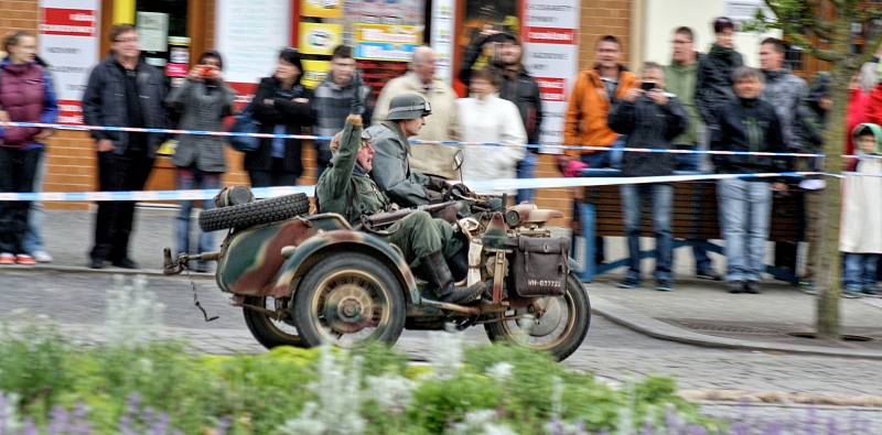 Na sto nadšenců pro historii a vojenství sehrálo bitvu o kyjovské náměstí a radnici. Diváci mohli obdivovat také techniku, mezi níž byla děla, těžké kulomety, obrněné vozy či motorka.