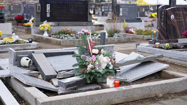 Dušičky na hřbitově v jihomoravských Mikulčicích. Stovky hrobů tam zničilo červnové tornádo. Díky práci kameníků mnozí majitelé mohli zapálit svíčku již u obnoveného pomníku.