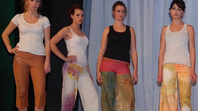 Na módní přehlídce předvedli studenti Střední oděvní školy vlastní modely, se kterými soutěží na celostátní soutěži Mladý tvůrce v Jihlavě.