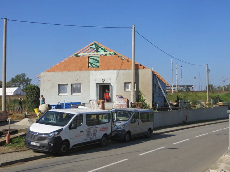 Žáci Střední školy stavebních řemesel Brno-Bosonohy přispěli k obnově tornádem poničených Mikulčic.