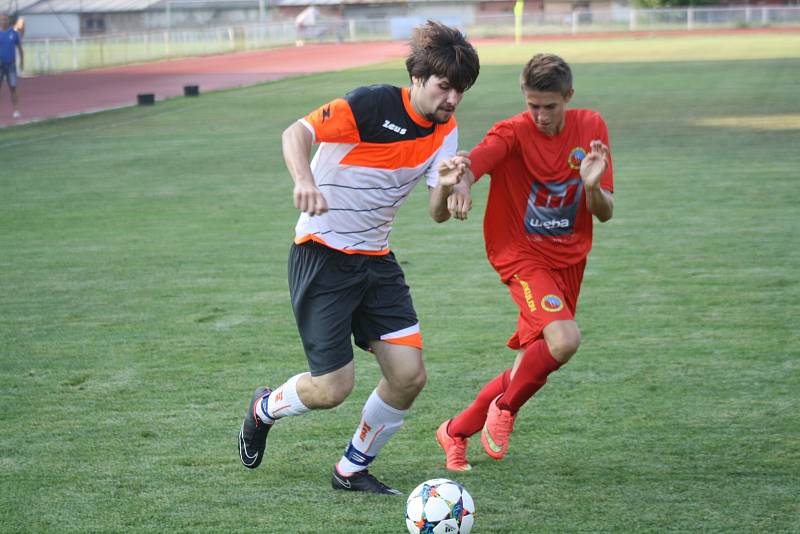 Fotbalisté Kyjova (v bílých dresech) porazili v předehrávce druhého kola první A třídy Mikulov 5:0. Mezi střelce se ve čtrtečním utkání zapsalo hned pět různých střelců.