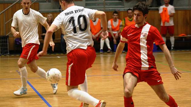 Hodonínští futsalisté (v červených dresech) remizovali ve 2. lize se čtvrtým Vyškovem 3:3 a poprvé od 13. listopadu loňského roku brali ve sportovní hale TEZA alespoň bod.