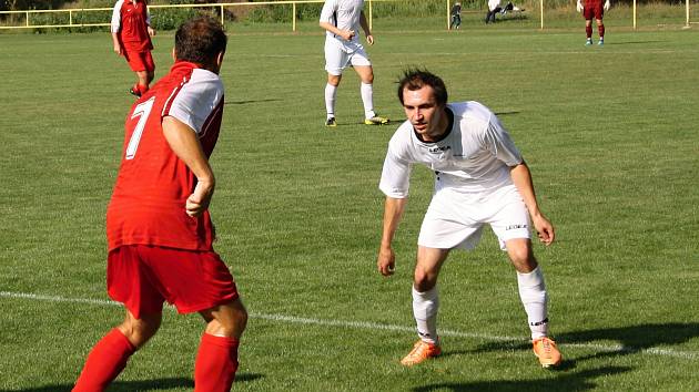 Fotbalisté Kněždubu (v bílých dresech) v první B třídě získali další tři body, když na hřišti Strážnice díky proměněné penaltě Romana Grabce zvítězili 1:0.