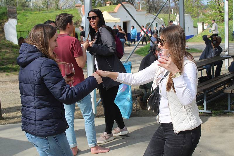 Festival otevřených sklepů zavítal na Strážnicko, kde stovky lidí přilákaly petrovské Plže.