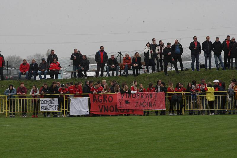 Fotbalisté Hroznové Lhoty (bíločervené dresy) v televizním zápase porazili Vnorovy 5:1. Zápas sledovalo 1500 diváků.