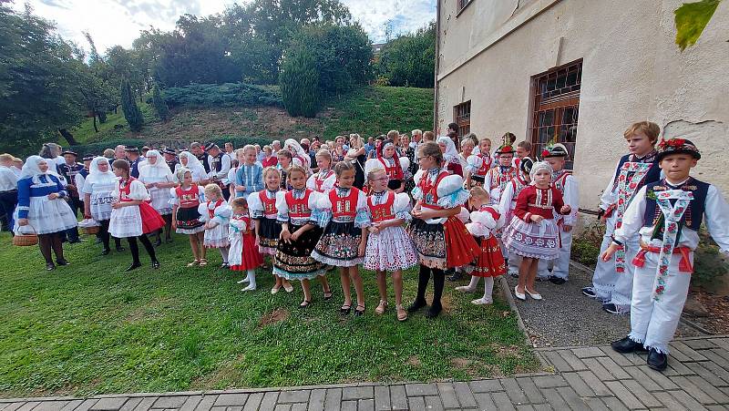 Krojovaná chasa na Svatováclavských hodech v Kostelci.