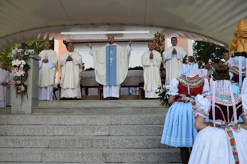 Zlatá sobota je vyvrcholením poutního roku. Do Žarošic se sjíždí věřící z blízka i daleka.