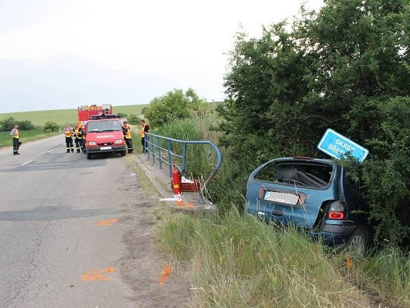 Na hranicích okresů Břeclav a Hodonín mezi Terezínem a Krumvíře ve středu večer bourala čtyřiačtyřicetiletá řidička. 