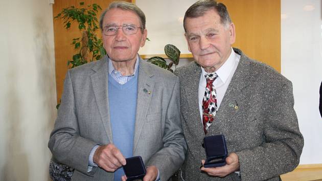 Nejslavnější odchovanci Baníku Josef Vacenovský a František Kordula (vpravo) se stali čestnými občany Ratíškovic. 